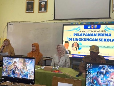 Pembawa Acara Ibu Endang Sri Winarti, S.I.Pust