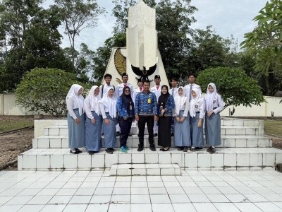 Kegiatan Tabur Bunga di Makam Pahlawan